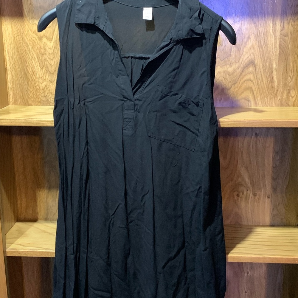 Black sleeveless dress